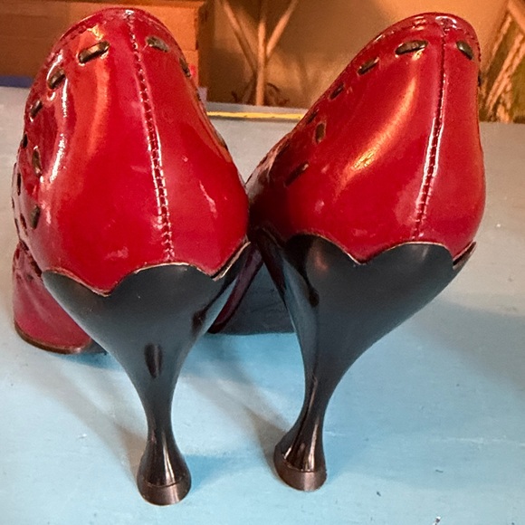 John Fluevog Audrey 07 wine with black stitching Burgundy Heels - Picture 3 of 15